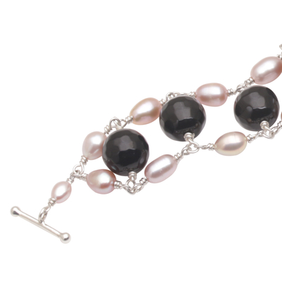 Cultured pearl and onyx beaded link bracelet, 'Classic Radiance' - Cultured Freshwater Pearl and Onyx Beaded Link Bracelet