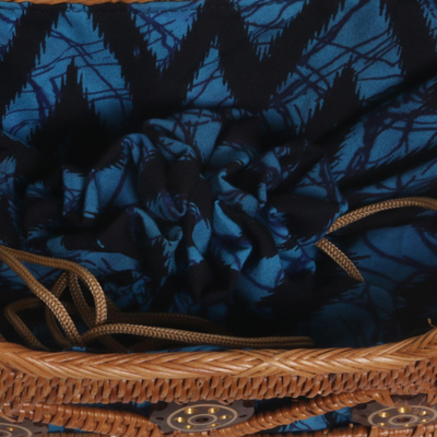 Handtasche mit Atemgriff aus Gras, 'Serene Skyline'. - Handgefertigte Ate Grass Lombok-Griff-Handtasche aus Bali