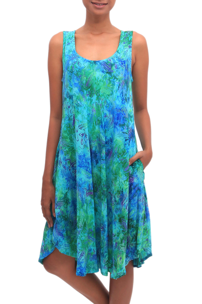 Kleid aus Batik-Rayon - Blaues und grünes, ärmelloses Viskosekleid mit Batikblättern und Batikmuster