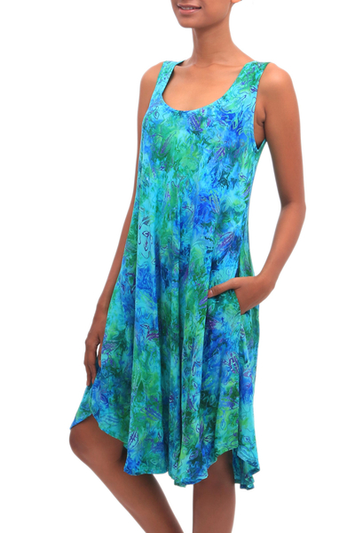 Kleid aus Batik-Rayon - Blaues und grünes, ärmelloses Viskosekleid mit Batikblättern und Batikmuster