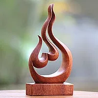 Holzskulptur „Lover's Passion“ – handgeschnitzte abstrakte Skulptur mit Herz und Flamme aus Suar-Holz