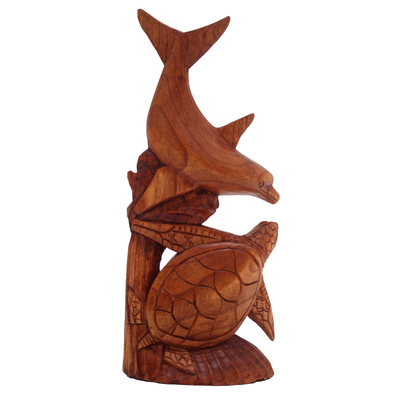 Holzskulptur „Sea Buddies“ – Delfin- und Schildkrötenskulptur aus Suar-Holz aus Indonesien