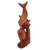 Holzskulptur „Sea Buddies“ – Delfin- und Schildkrötenskulptur aus Suar-Holz aus Indonesien