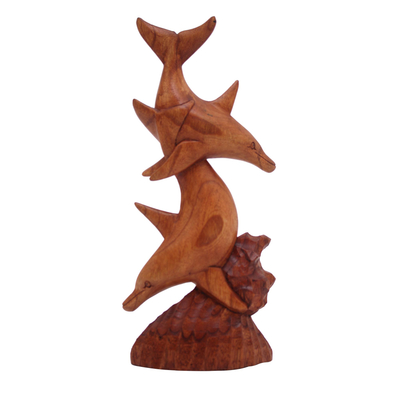 Holzskulptur, 'Delfin-Duo'. - Handgefertigte Delphin-Skulptur aus Suar-Holz aus Indonesien