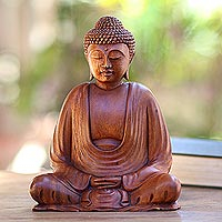 Holzstatuette „Buddha der Gelassenheit“ – handgefertigte balinesische Buddha-Meditationsstatuette aus Suar-Holz