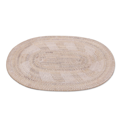 Dekorativer Tischuntersetzer aus Gras und Bambus, 'Sunlight Weave'. - Handgeflochtene ovale Tischuntersetzer aus Gras und Bambus