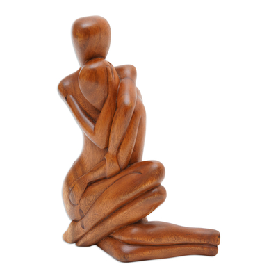 Holzskulptur „Mamas Liebe endet nie“ – Balinesische handgeschnitzte romantische Skulptur aus Suarholz