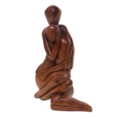 Holzskulptur „Mamas Liebe endet nie“ – Balinesische handgeschnitzte romantische Skulptur aus Suarholz