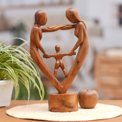Holzskulptur - Handgeschnitzte Statuette „Eltern und Kind segnend“ aus Suar-Holz