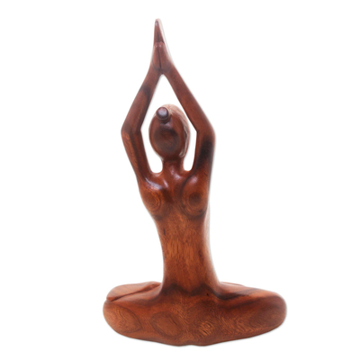 Holzskulptur - Handgeschnitzte Yoga-Skulptur aus Suar-Holz in sitzender Pose