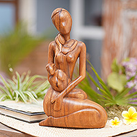 Estatuilla de madera, 'Regalo de la Madre' - Escultura de madera de Suar tallada a mano de madre e hijo