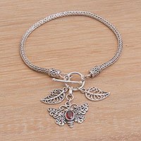 Granat-Charm-Armband, „Butterfly Dawn“ – Granat- und Silber-Schmetterlings-Charm-Armband aus Bali