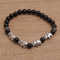 Stretch-Armband mit Onyx-Perlen, „Elephant Cavalcade in Black“ – Stretch-Armband aus Sterlingsilber und Onyx-Perlen aus Bali