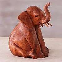 Escultura de madera, 'Niño elefante' - Escultura de elefante bebé de madera de Suar tallada a mano