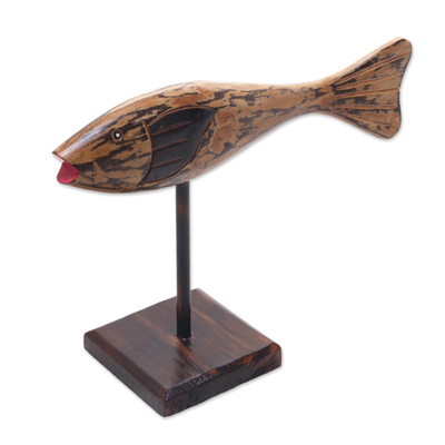 estatuilla de madera - Estatuilla de pez de madera de Albesia tallada a mano de Bali