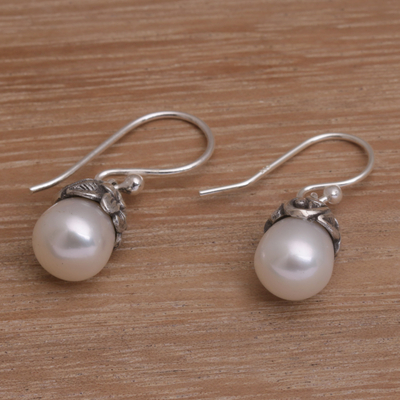 Pendientes colgantes de perlas cultivadas, 'Demure' - Pendientes colgantes florales de perlas cultivadas y plata de ley