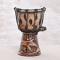 Mini tambor djembe de caoba, 'Dolphin Beat' - Mini tambor djembe de caoba con temática de delfines de Bali