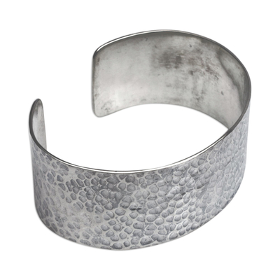 Manschettenarmband aus Sterlingsilber, 'Wishing Well - Manschettenarmband aus 925er Sterlingsilber mit Struktur aus Bali handgefertigt