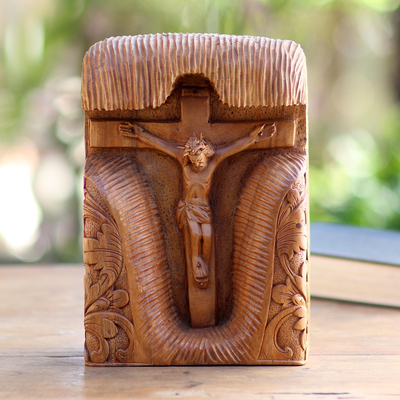 Holzstatuette - Handgeschnitzte Statuette der Kreuzigung aus Suar-Holz