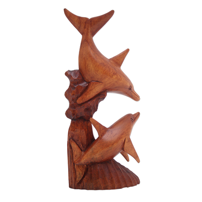 Holzskulptur, „Romantische Delfine“. - Handgeschnitzte Delphin-Skulptur aus Suar-Holz aus Indonesien