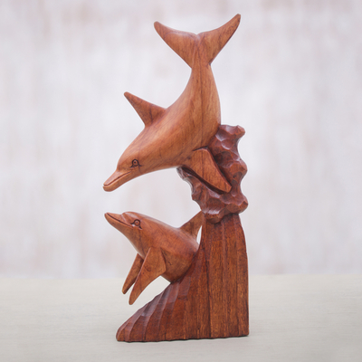 Holzskulptur, „Romantische Delfine“. - Handgeschnitzte Delphin-Skulptur aus Suar-Holz aus Indonesien