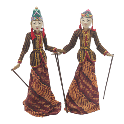 Marionetas decorativas batik de algodón y madera, (par) - Dos marionetas decorativas batik de algodón y madera de Indonesia