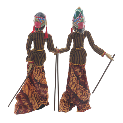 Marionetas decorativas batik de algodón y madera, (par) - Dos marionetas decorativas batik de algodón y madera de Indonesia