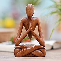 Escultura de madera, 'Meditación natural' - Escultura de yoga de meditación de loto de madera tallada a mano en Bali