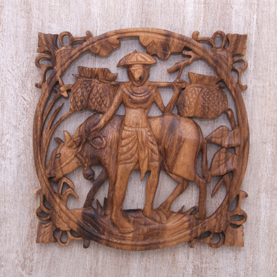 Reliefplatte aus Holz - Handgeschnitzte Suar-Holz-Wandreliefplatte mit Bauer und Kalb