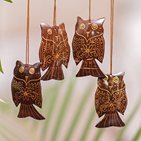Kokosnussschalen-Ornamente, „Hängende Eulen“ (4er-Set) – Set mit 4 javanischen Kokosnussschalen-Eulenfiguren-Ornamenten