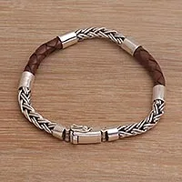 Herrenarmband aus Leder und Sterlingsilber, „One Strength in Brown“ – Herrenarmband aus Sterlingsilber und Leder aus Bali