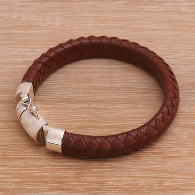 Herrenarmband aus Leder und Sterlingsilber, 'Shrine Weave in Brown'. - Armbandarmband aus braunem Leder für Männer aus Bali