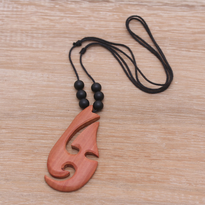 Holz- und Onyxanhänger-Halskette, 'Bright Lidah Api', 'Bright Lidah Api - Verstellbare Onyx- und Sawo-Holzanhänger-Halskette aus Bali