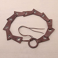 Cinturón de cuero - Cinturón de cuero marrón contemporáneo con detalles de acero inoxidable