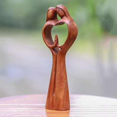 Holzskulptur - Handgeschnitzte Paar-Familienliebe-Herzskulptur aus Suar-Holz