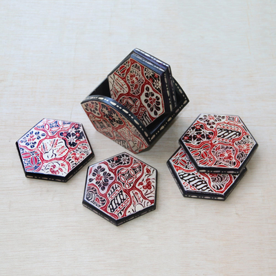 Holz-Batik-Untersetzer, „Sekarjagad“ (6er-Set) – Rotes und schwarzes Batik-Set mit Blumenmuster, bestehend aus sechs Untersetzern aus Wadang-Holz