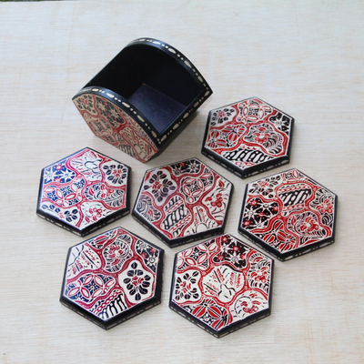 Posavasos de batik de madera, 'Sekarjagad' (conjunto de 6) - Conjunto de batik floral rojo y negro de seis posavasos de madera Wadang