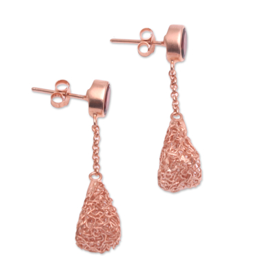 Rosenvergoldete Granat-Baumelohrringe, 'Fliegende Glut - Granat- und rosenvergoldete Ohrringe aus Sterlingsilber