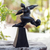 Holzskulptur - Schwarze handgeschnitzte Fußballspieler-Skulptur aus Suar-Holz