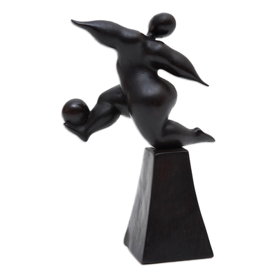 Holzskulptur - Schwarze handgeschnitzte Fußballspieler-Skulptur aus Suar-Holz