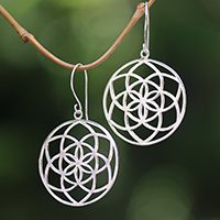 Pendientes colgantes de plata de ley, 'Pétalos geométricos' - Pendientes colgantes florales geométricos de plata de ley de Bali