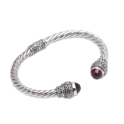 Granat-Manschettenarmband, „Flourish in Red“. - Manschettenarmband aus Granat und Sterlingsilber aus Bali