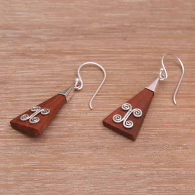 Ohrhänger aus Holz und Sterlingsilber - Moderne Ohrhänger aus Holz mit dreieckigem Wirbel aus Sterlingsilber