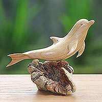 Escultura de madera, 'Joyous Dolphin' - Escultura de árbol de delfines saltando de madera de Jempinis tallada a mano