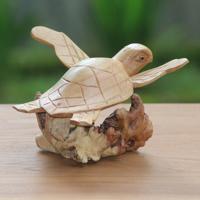 Escultura de madera, 'Turtle Current' - Escultura de árbol de madera Jempinis de tortuga oceánica tallada a mano