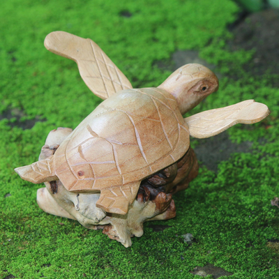 Escultura de madera, 'Turtle Current' - Escultura de árbol de madera Jempinis de tortuga oceánica tallada a mano