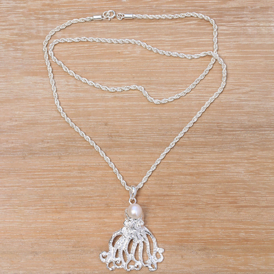 Halskette mit Anhänger aus Zuchtperlen - Halskette mit Oktopus-Anhänger aus Zuchtperlen, hergestellt auf Bali