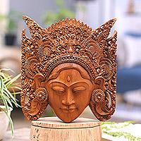 Máscara de madera, 'Hermosa Sita' - Máscara balinesa de madera tallada a mano de Sita Esposa de Rama