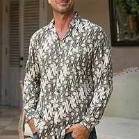 Herren-Langarmhemd aus Rayon, „Parang Chic“ – Herren-Langarmhemd aus Rayon mit dunkelgrauem auf blassgelbem Aufdruck