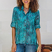 Blusa alta baja de rayón batik - Blusa de manga larga de rayón batik verde-azul con botones altos